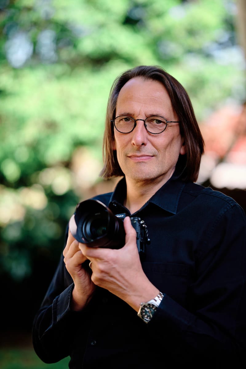 Jürgen Banda-Hansmann holding his camera on location in Cape Town, corporate photographer and owner of Jürgen's Photography