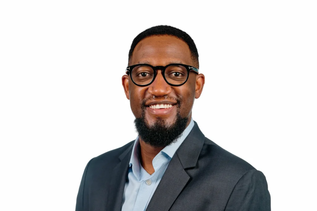 Modern business headshot of a male professional in Cape Town, suitable for company profiles and LinkedIn
headshot photographer Cape Town prices